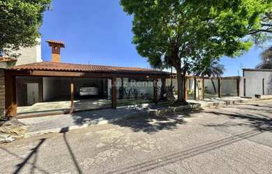 Imagem: A casa possui 3 Dormitórios, 4 Banheiros, 3 Vagas na garagem