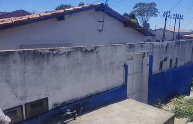 Imagem: A casa possui 3 Dormitórios, 3 Banheiros, 512m² de Área e