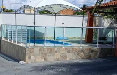 Imagem: A casa possui 4 Dormitórios, 3 Banheiros, 5 Vagas na garagem