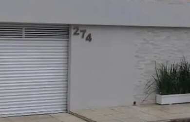 Imagem: A casa possui 3 Dormitórios, 2 Banheiros, 4 Vagas na garagem