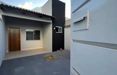 Imagem: A casa possui 2 Dormitórios, 2 Banheiros, 1 Vaga na garagem