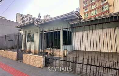 Imagem: A casa possui 3 Dormitórios, 2 Banheiros, 4 Vagas na garagem