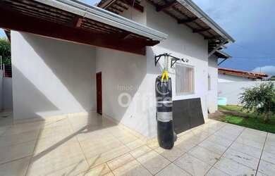 Imagem: A casa possui 3 Dormitórios, 1 Banheiro, 2 Vagas na garagem