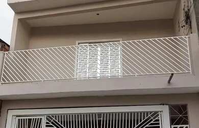 Imagem: A casa possui 3 Dormitórios, 2 Banheiros, 2 Vagas na garagem