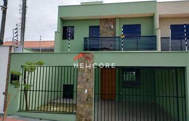 Imagem: A casa possui 3 Dormitórios, 2 Banheiros, 2 Vagas na garagem