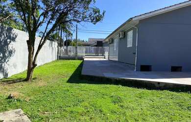 Imagem: A casa possui 3 Dormitórios, 2 Banheiros, 3 Vagas na garagem