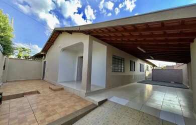 Imagem: A casa possui 2 Dormitórios, 1 Banheiro, 2 Vagas na garagem