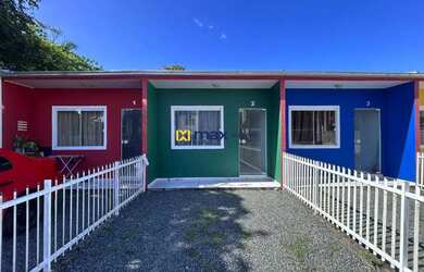 Imagem: A casa possui 1 Dormitório, 1 Banheiro, 1 Vaga na garagem