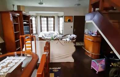 Imagem: A casa possui 4 Dormitórios, 1 Banheiro, 4 Vagas na garagem