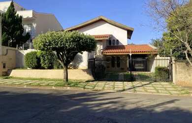 Imagem: A casa possui 4 Dormitórios, 4 Banheiros, 4 Vagas na garagem