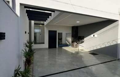 Imagem: A casa possui 3 Dormitórios, 2 Banheiros, 2 Vagas na garagem