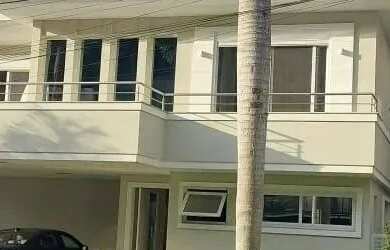 Imagem: A casa possui 4 Dormitórios, 5 Banheiros, 4 Vagas na garagem