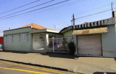 Imagem: A casa possui 2 Dormitórios, 1 Banheiro, 1 Vaga na garagem