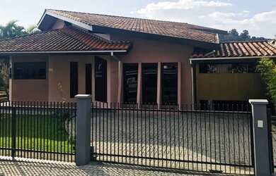 Imagem: A casa possui 4 Dormitórios, 3 Banheiros, 2 Vagas na garagem