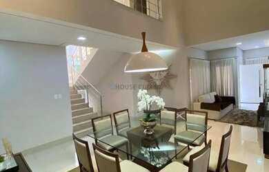 Imagem: A casa em condomínio possui 4 Dormitórios, 5 Banheiros, 3