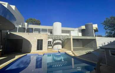 Imagem: A casa possui 4 Dormitórios, 4 Banheiros, 5 Vagas na garagem