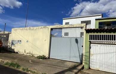 Imagem: A casa possui 2 Dormitórios, 1 Banheiro, 1 Vaga na garagem