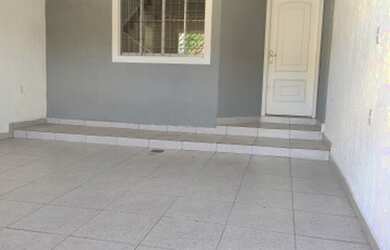 Imagem: A casa possui 3 Dormitórios, 2 Banheiros, 1 Vaga na garagem