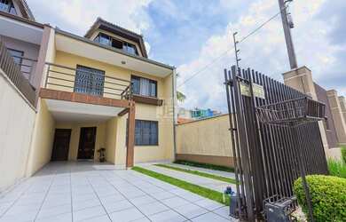 Imagem: A casa possui 3 Dormitórios, 4 Banheiros, 3 Vagas na garagem