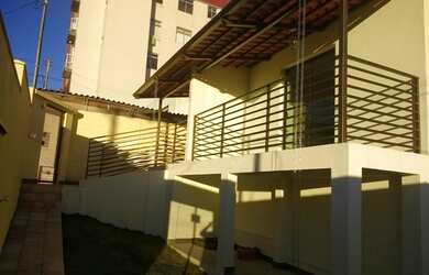 Imagem: A casa possui 3 Dormitórios, 2 Banheiros, 5 Vagas na garagem