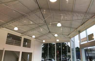 Imagem: O depósito possui 5 Vagas na garagem, 700m² de Área e está