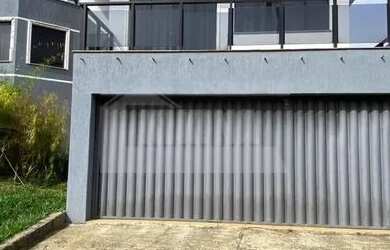 Imagem: A casa possui 3 Dormitórios, 1 Banheiro, 1 Vaga na garagem