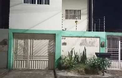 Imagem: A casa possui 3 Dormitórios, 3 Banheiros, 2 Vagas na garagem