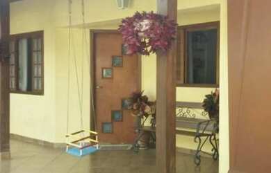 Imagem: A casa possui 3 Dormitórios, 2 Banheiros, 1 Vaga na garagem