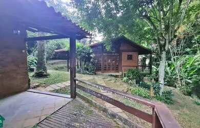 Imagem: A casa possui 3 Dormitórios, 2 Banheiros, 2 Vagas na garagem