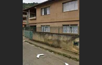 Imagem: A casa possui 3 Dormitórios, 1 Banheiro, 1 Vaga na garagem