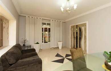 Imagem: A casa possui 5 Dormitórios, 5 Banheiros, 3 Vagas na garagem