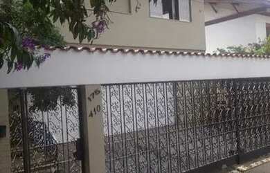 Imagem: A casa possui 3 Dormitórios, 4 Banheiros, 5 Vagas na garagem