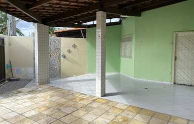 Imagem: A casa possui 3 Dormitórios, 3 Banheiros, 2 Vagas na garagem