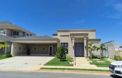 Imagem: A casa em condomínio possui 4 Dormitórios, 5 Banheiros, 4