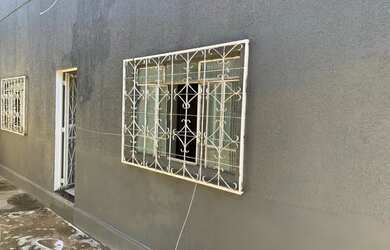 Imagem: A casa possui 3 Dormitórios, 1 Banheiro, 2 Vagas na garagem