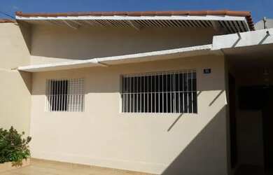 Imagem: A casa possui 2 Dormitórios, 2 Banheiros, 3 Vagas na garagem