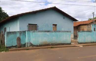 Imagem: A casa possui 3 Dormitórios e 2 Banheiros e está localizado