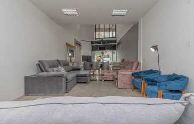 Imagem: O depósito possui 4 Vagas na garagem, 475m² de Área e está