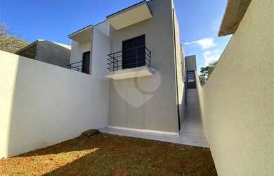 Imagem: A casa possui 2 Dormitórios, 2 Banheiros, 2 Vagas na garagem