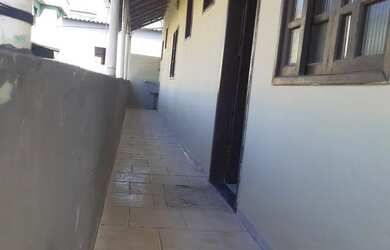 Imagem: A casa possui 2 Dormitórios, 2 Banheiros, 1 Vaga na garagem