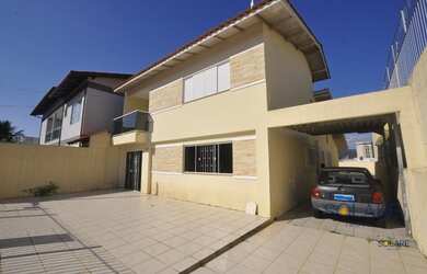 Imagem: A casa possui 5 Dormitórios, 3 Banheiros, 3 Vagas na garagem