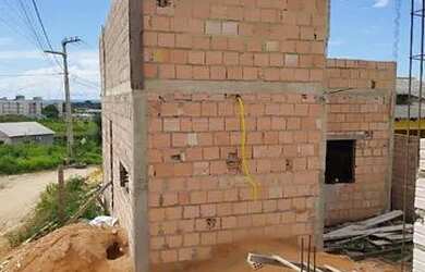 Imagem: A casa possui 2 Dormitórios, 2 Banheiros, 2 Vagas na garagem