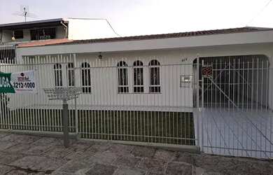 Imagem: A casa possui 2 Dormitórios, 1 Banheiro, 1 Vaga na garagem