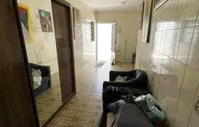 Imagem: A casa possui 2 Dormitórios, 2 Banheiros, 2 Vagas na garagem