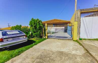 Imagem: A casa possui 3 Dormitórios, 1 Banheiro, 1 Vaga na garagem