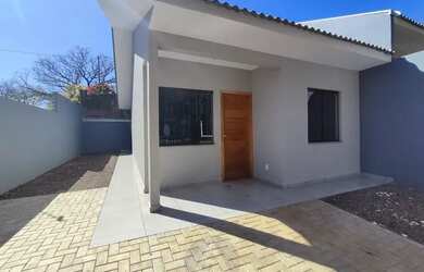 Imagem: A casa possui 2 Dormitórios, 1 Banheiro, 3 Vagas na garagem