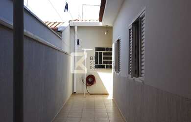 Imagem: A casa possui 4 Dormitórios, 4 Banheiros, 2 Vagas na garagem