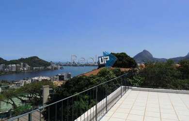 Imagem: A casa possui 3 Dormitórios, 3 Banheiros, 5 Vagas na garagem