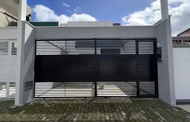 Imagem: A casa possui 3 Dormitórios, 2 Banheiros e 2 Vagas na garagem