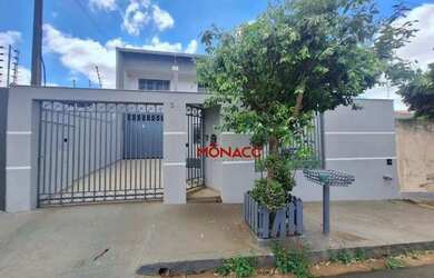 Imagem: A casa possui 5 Dormitórios, 3 Banheiros, 5 Vagas na garagem